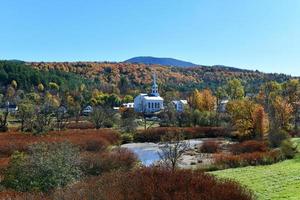 stowe panorama nel in ritardo autunno con colorato fogliame e Comunità Chiesa nel Vermont. foto