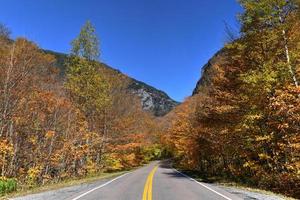 strada Visualizza di in ritardo autunno fogliame nel contrabbandieri tacca, Vermont. foto