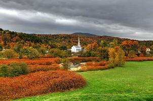 stowe panorama nel autunno con colorato fogliame e Comunità Chiesa nel Vermont. foto