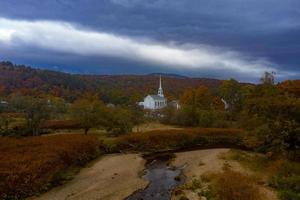 stowe panorama nel autunno con colorato fogliame e Comunità Chiesa nel Vermont. foto