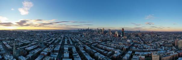 aereo Visualizza di il Manhattan e brooklyn orizzonte a partire dal prospettiva altezza, brooklyn. foto