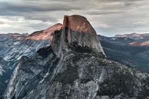 ghiacciaio punto, un Overlook con un' comandare Visualizza di Yosemite valle, metà cupola, Yosemite cascate, e di Yosemite alto nazione. foto