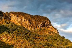 panorama di tramonto nel il vinales valle, nord di Cuba. foto