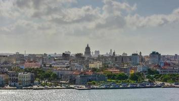 panoramico Visualizza di vecchio havana attraverso il baia nel Cuba. foto