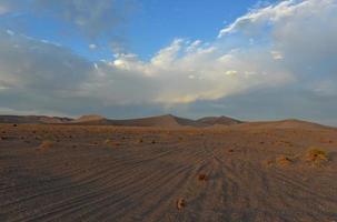 arcobaleno tra sabbia dune nel il amargosa deserto foto