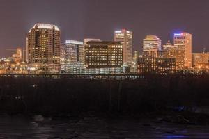 richmond, Virginia - feb 19, 2017 - panoramico orizzonte Visualizza di richmond, Virginia a notte. foto