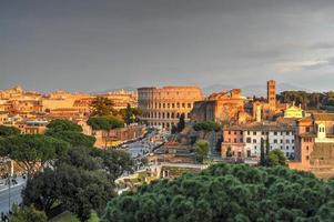 colosseo come visto a partire dal il altare di il patria nel Roma, Italia. foto