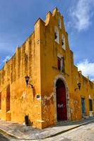 il bellissimo giallo Chiesa di san roque nel il murato coloniale città di campeche, Messico. foto