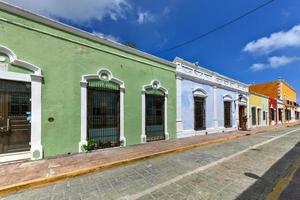 luminosa colori nel coloniale case su un' soleggiato giorno nel campeche, Messico. foto