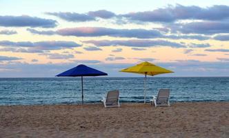 spiaggia sedie su tofo spiaggia tramonto, mozambico foto