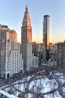 skyline di new york city al tramonto foto