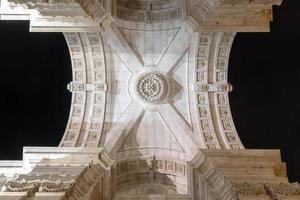 augusta strada trionfale arco nel il commercio quadrato, praca fare comercio o terreiro fare paco a notte nel Lisbona, Portogallo. foto