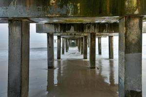 sotto il molo a il spiaggia foto