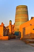 kalta minore minareto e il storico architettura di itchan kala, murato interno cittadina di il città di chiva, Uzbekistan un' unesco mondo eredità luogo. foto