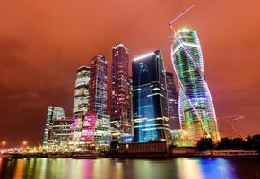 Mosca città grattacieli a notte foto