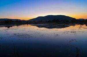 tramonto a pilanesberg natura Riserva guardare al di sopra di mankwe diga nel Sud Africa. foto