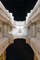 augusta strada trionfale arco nel il commercio quadrato, praca fare comercio o terreiro fare paco a notte nel Lisbona, Portogallo. foto