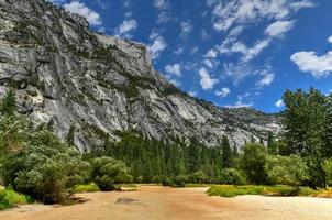 un' asciutto specchio prato durante il estate nel Yosemite nazionale parco, California, Stati Uniti d'America. durante il estate il prato riempimenti con acqua e diventa mirrow lago. foto