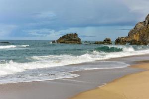 praia da adraga è un' nord atlantico spiaggia nel Portogallo, vicino per il cittadina di almocagema, sintra. foto