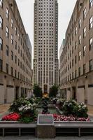 nuovo York città, nuovo York - giugno 11, 2020 - I negozi chiuso nel rockefeller centro durante il covid-19 pandemia, con Imbarcati su finestre per proteggere contro saccheggio come un' risultato di violento proteste. foto