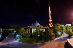 compito televisione Torre visto a partire dal il parco a il memoriale per il vittime di repressione nel Tashkent, Uzbekistan, 2022 foto