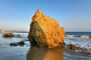 EL matador stato spiaggia paesaggio marino nel Malibu spiaggia California a tramonto. foto