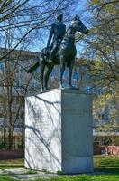 Washington, dc - apr 3, 2021 - equestre statua di bernardo de galvez nel il nebbioso parte inferiore Quartiere di Washington, dc. foto