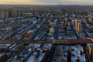 aereo Visualizza di il elevato metropolitana brani lungo Brighton spiaggia nel brooklyn, nuovo York foto