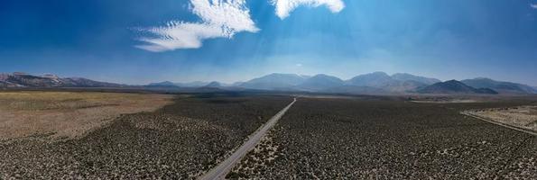 aereo Visualizza di il asciutto deserto paesaggio in giro mono lago nel California. foto