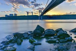 Giorgio Washington ponte a tramonto al di sopra di il hudson fiume a partire dal Manhattan. foto