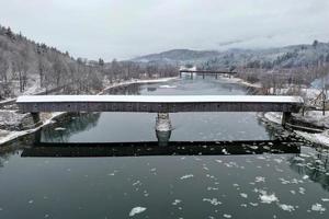 il cornish-windsor coperto ponte. esso si connette Vermont e nuovo Hampshire a loro frontiere. esso è il del mondo il più lungo coperto ponte a 460 piedi. esso era costruito nel 1866. foto