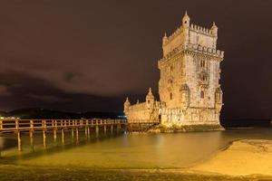 belem Torre nel Lisbona, Portogallo lungo il tagus fiume a notte. foto