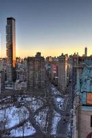 skyline di new york city al tramonto foto