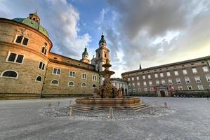 residenzbrunnen Fontana su il residenzplatz piazza nel salisburgo, Austria. residenzplatz è uno di il maggior parte popolare posti nel salisburgo. foto