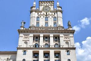 cancelli di Minsk, Due simmetrico alto torri nel il stile di stalin classicismo. Questo stile combina il elementi di barocco, in ritardo classicismo e arte deco, 2022 foto