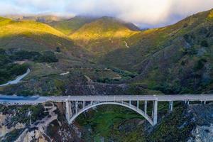 roccioso torrente ponte, pennacchio arco ponte nel California, grande sur nel monterey contea, Stati Uniti d'America foto