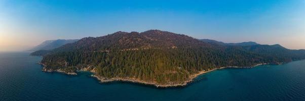 segreto baia lungo lago tahoe nel Nevada. segreto baia è uno di un' serie di spiagge collocato lungo autostrada 28 su il a distanza est riva di lago tahoe. foto