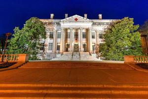 Washington, dc - aprile 3, 2021 - americano rosso attraversare nazionale Sede centrale nel Washington a notte. esso era dichiarato un' nazionale storico punto di riferimento nel 1965. foto