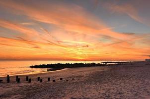 coney isola spiaggia a tramonto. foto