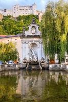 capitolo Fontana su capitolo quadrato, adiacente per il salisburgo Cattedrale nel salisburgo, Austria. foto