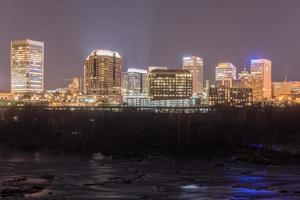 richmond, Virginia - feb 19, 2017 - panoramico orizzonte Visualizza di richmond, Virginia a notte. foto