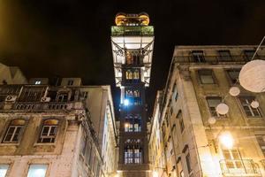 il Santa justa sollevamento a notte. esso è anche chiamato il carmo sollevare. esso è un ascensore, o sollevare, nel il civile parrocchia di Santa giusto, nel il storico città di Lisbona, Portogallo. foto