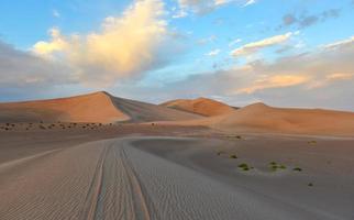 sabbia dune lungo il amargosa deserto a tramonto foto