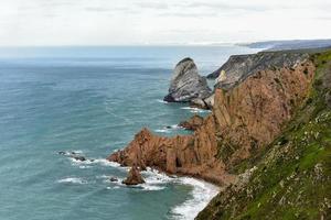 scogliere lungo il atlantico costa di cabo da rocca, Portogallo. foto