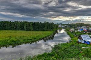 panoramico Visualizza lungo il kamenka fiume nel suzdal, Russia nel il d'oro squillo. foto