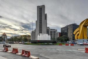 Messico città, Messico - luglio 6, 2013 - cabaltino scultura e nazionale lotteria edificio collocato su paseo de la reforma nel Messico città. foto