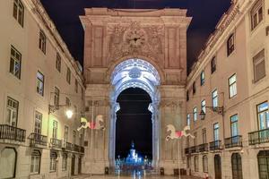 augusta strada trionfale arco nel il commercio quadrato, praca fare comercio o terreiro fare paco a notte nel Lisbona, Portogallo. foto