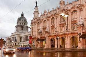 l'Avana, Cuba - gennaio 7, 2017 - storico Hotel inglaterra vicino il centrale parco nel l'Avana, Cuba con il capitolio nel il nazionale capitale edificio nel il sfondo. foto