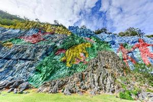 murale de la preistoria, un' gigante murale dipinto su un' scogliera viso nel il vinales la zona di Cuba. esso è 120 m lungo e ha preso 18 persone 4 anni per completare. foto