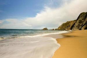 praia da adraga è un' nord atlantico spiaggia nel Portogallo, vicino per il cittadina di almocagema, sintra. foto